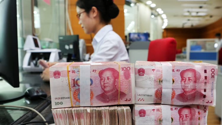 China sets the yuan midpoint at its weakest level since April 2008