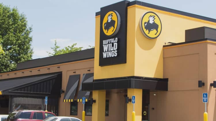 Buffalo Wild Wings considers adding sports betting in restaurants