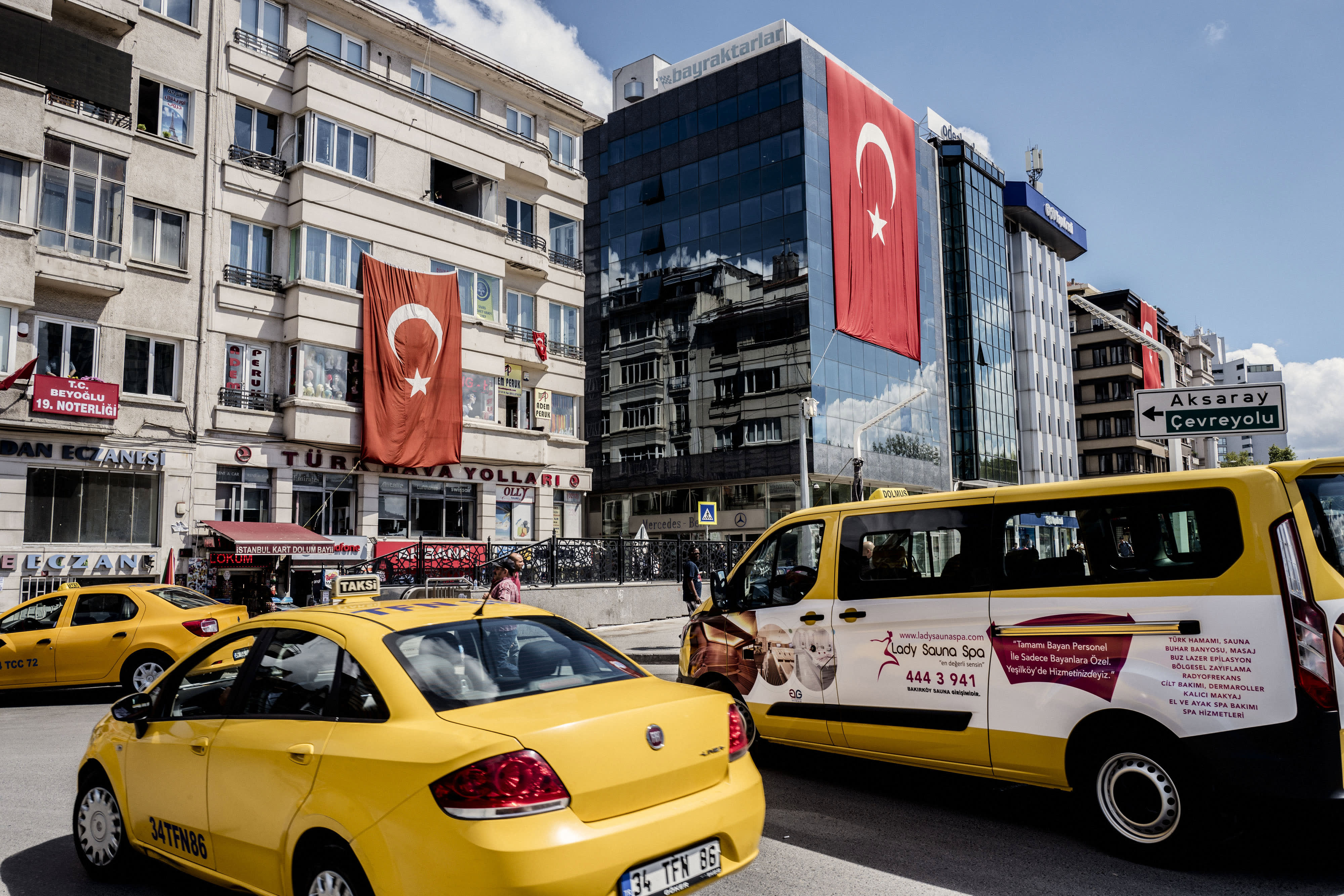 Такси стамбул приложение. Мерседес Стамбул. Mercedes Istanbul. In a Taxi in Istanbul.