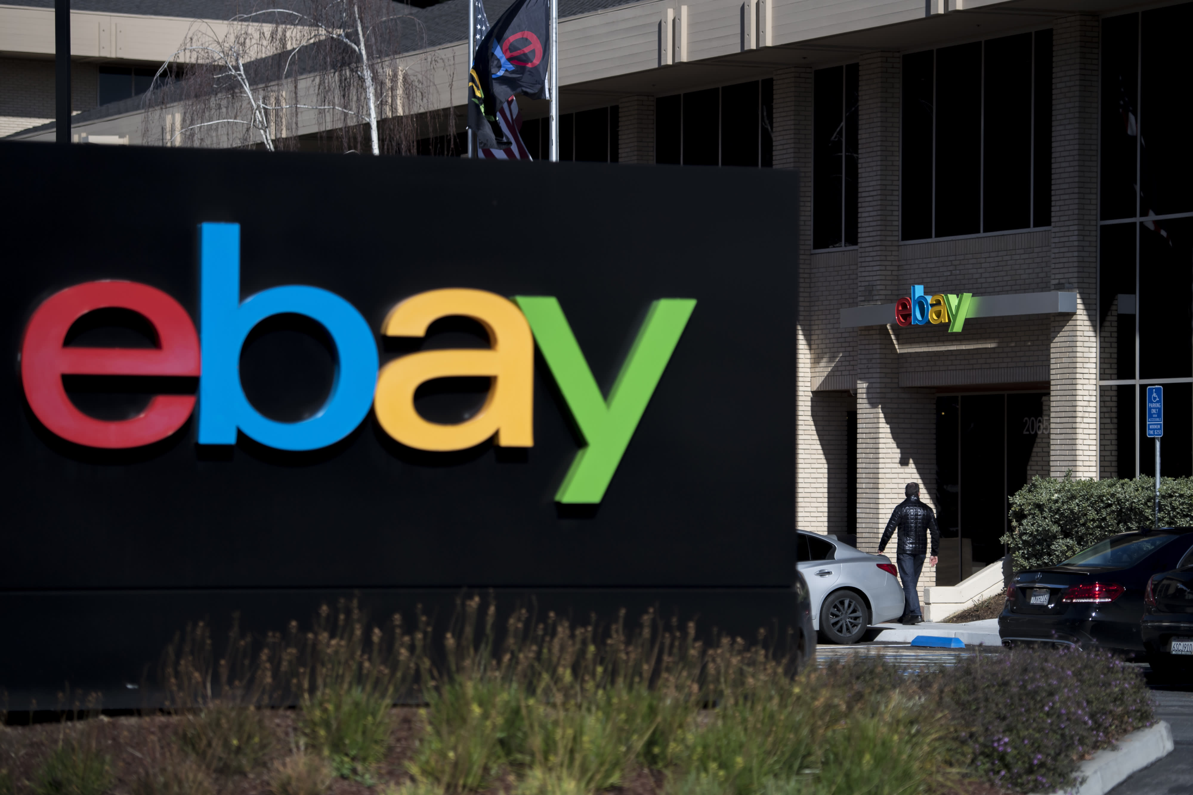 EBay akan memangkas sekitar 1.000 pekerjaan, atau 9% karyawan tetapnya