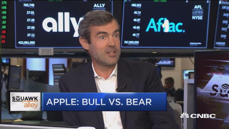 Bull and bear debate the trade in Apple