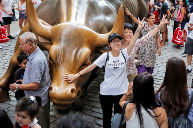 RT: Bull escultura Wall Street con personas 180820