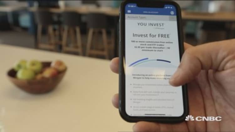 JP Morgan Chase, late to mobile trading, eyes a splash with its new app