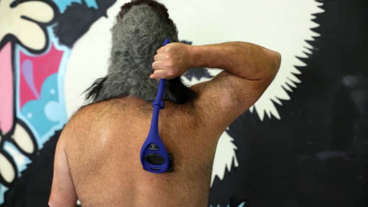 Bakblade allows men to shave their own hairy backs