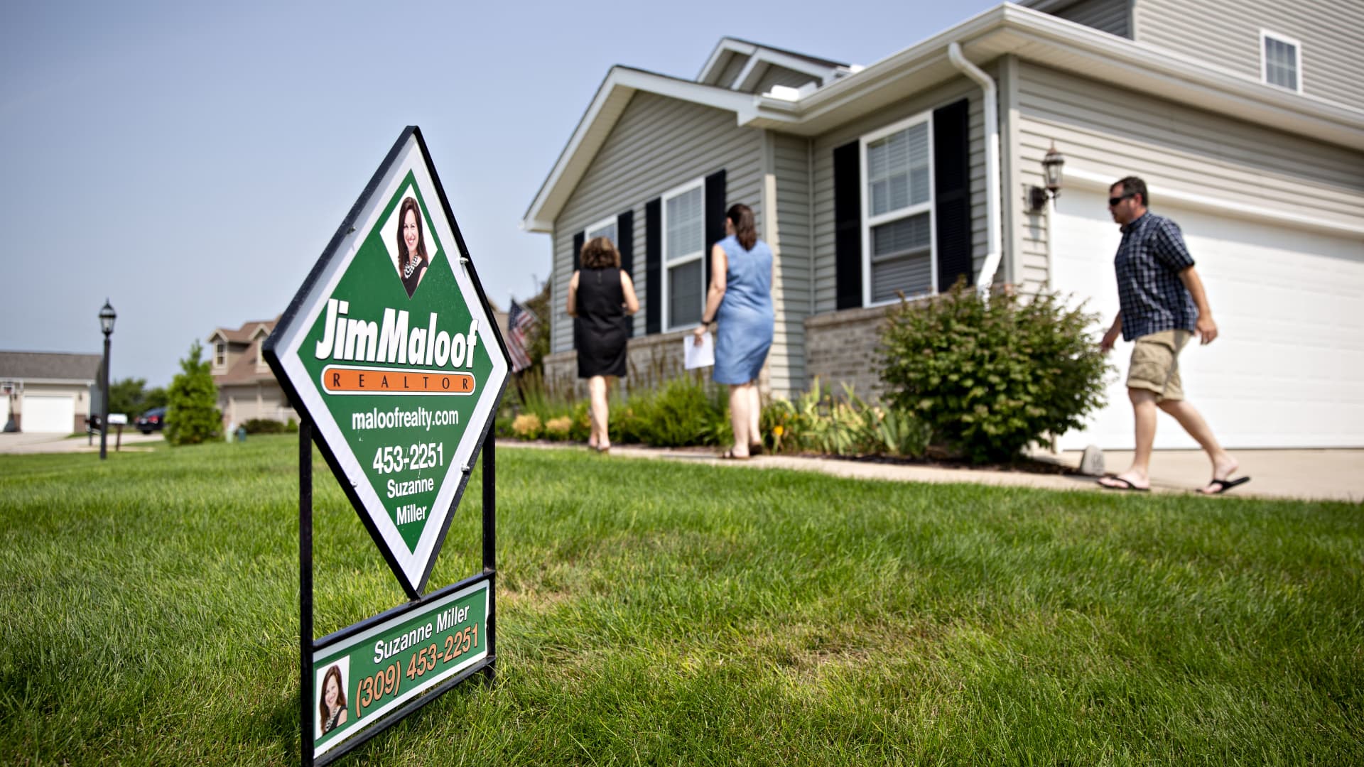 Mortgage demand drops to a 22-year low as higher interest rates and inflation cr..