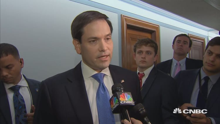 Sen. Marco Rubio faces off against Alex Jones in hallway heckle spat