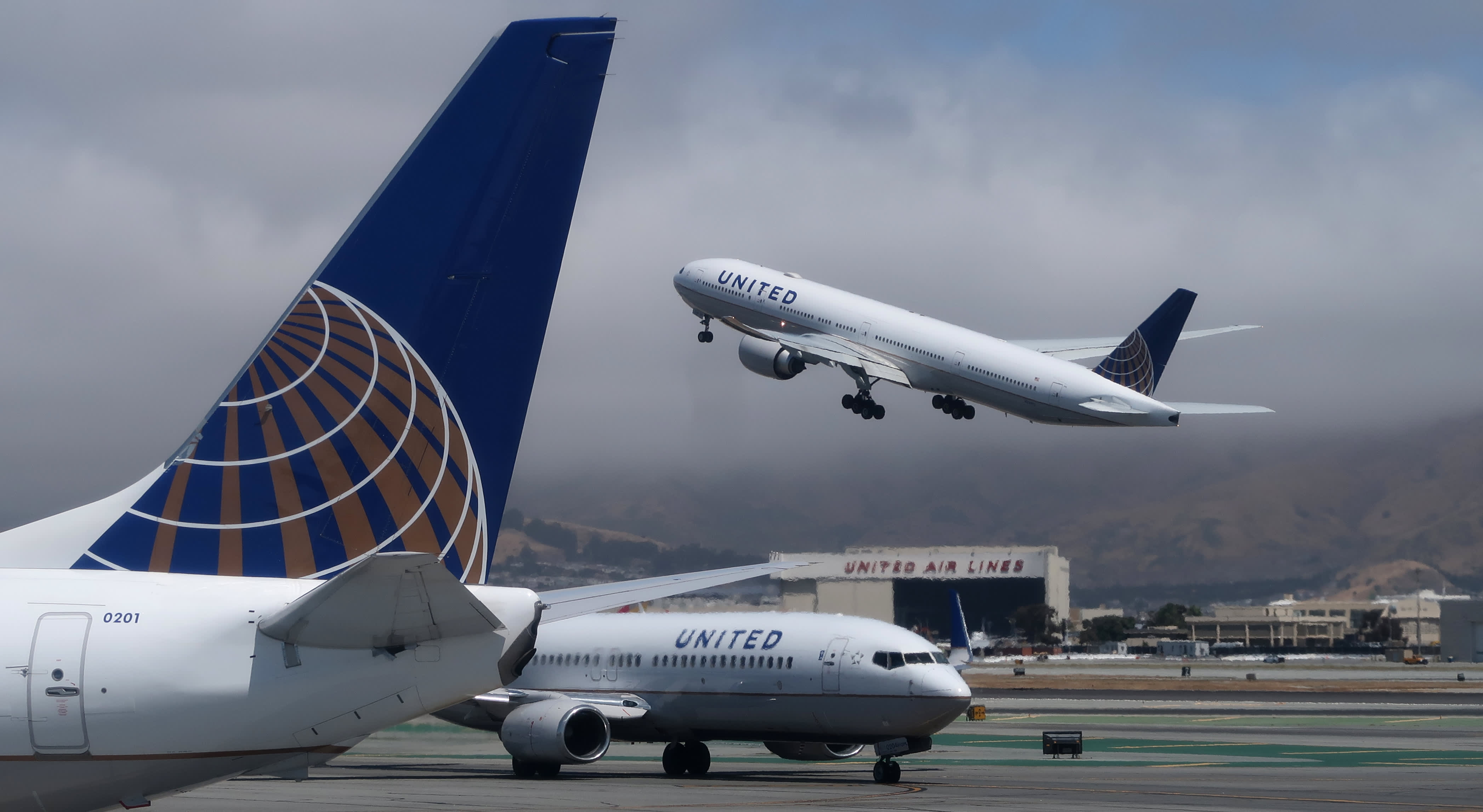 United's unvaccinated staff drops from 593 to 320 after company said they would be fired - CNBC