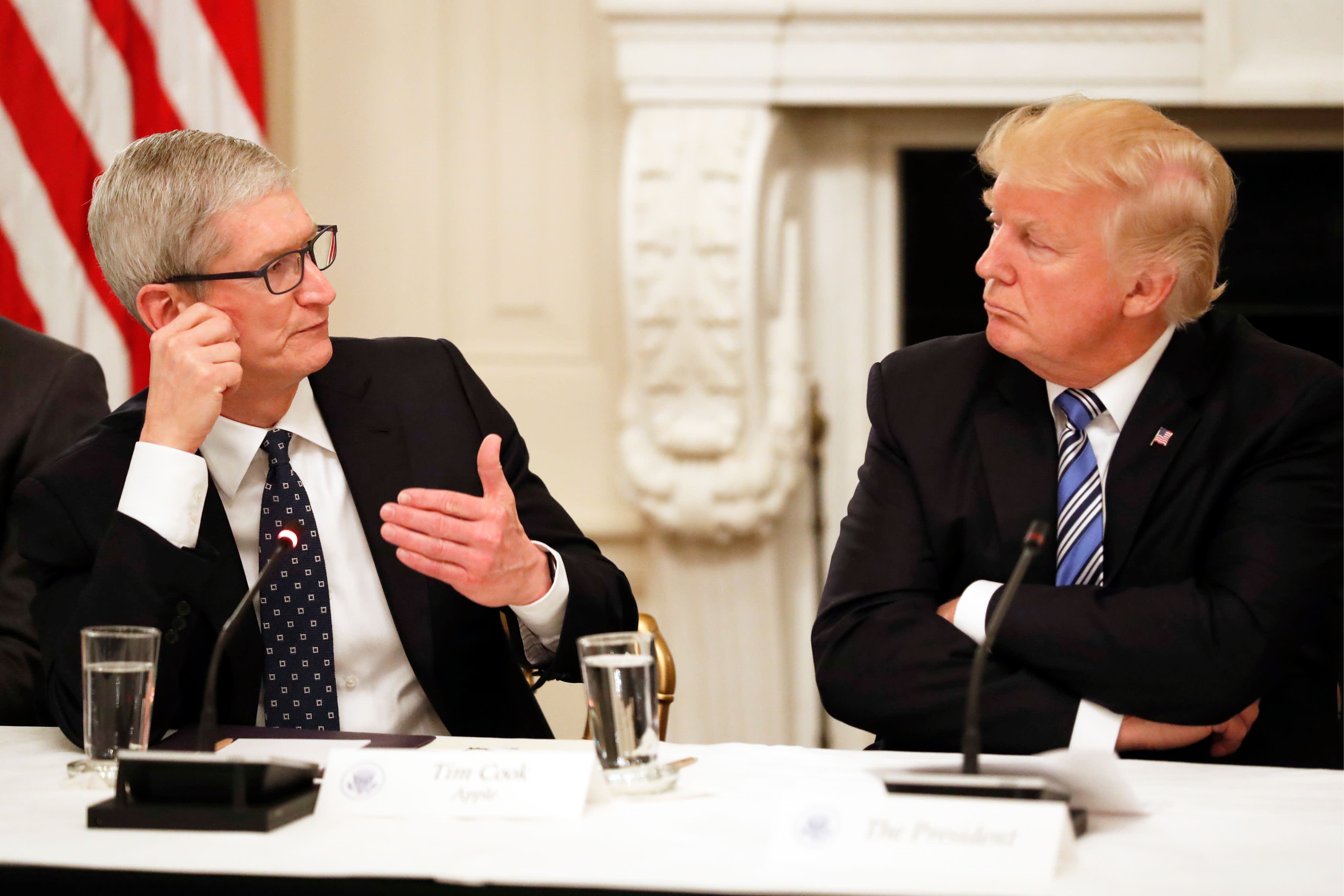 krydstogt sæt ind grill Apple CEO Tim Cook has cultivated a close relationship with Trump