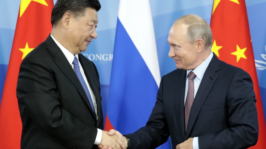 Russia's President Vladimir Putin (R) shakes hands with his China's counterpart Xi Jinping during a signing ceremony following the Russian-Chinese talks on the sidelines of the Eastern Economic Forum in Vladivostok on September 11, 2018. 