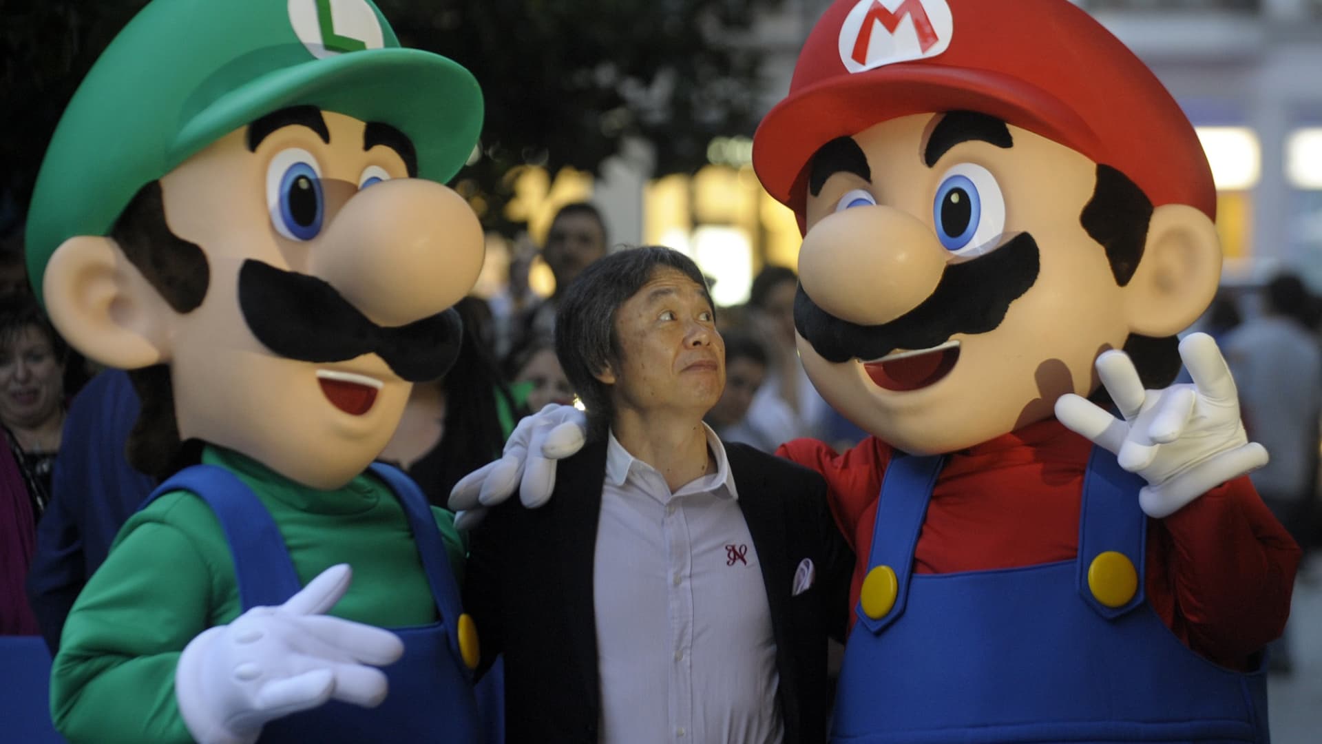 Supper Mario Broth - Photo of Shigeru Miyamoto with a Donkey Kong