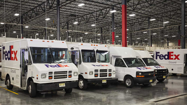 FedEx misses expected earnings per share