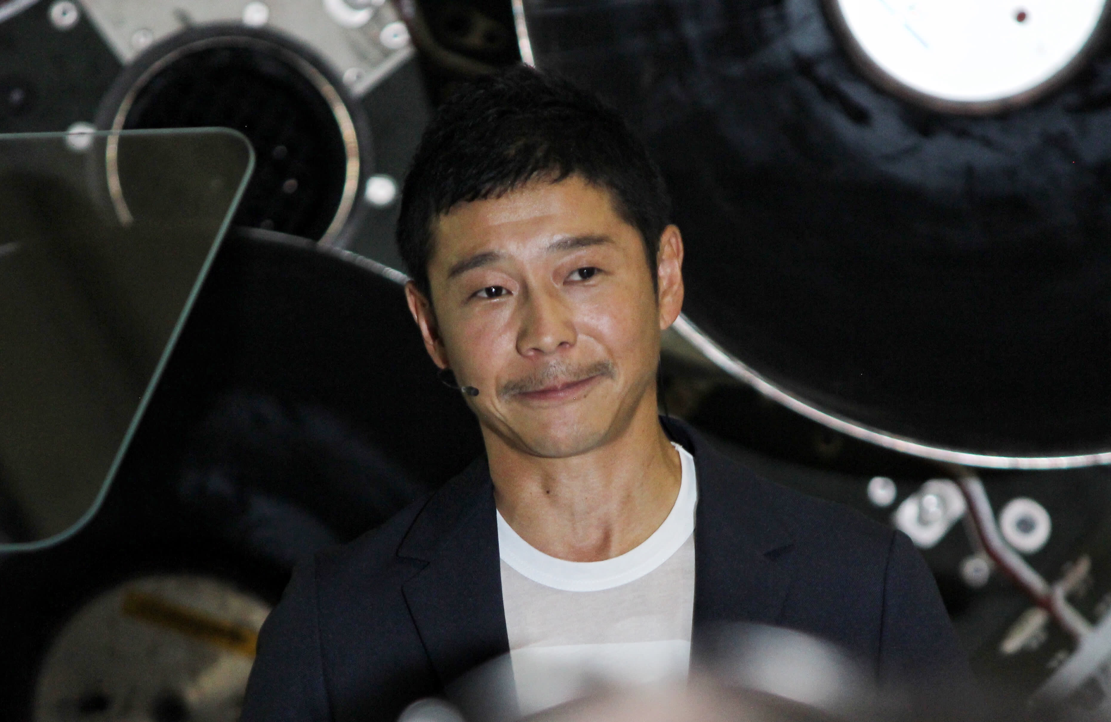 Yusaku Maezawa apre posti pubblici durante il viaggio sulla luna della SpaceX Starship