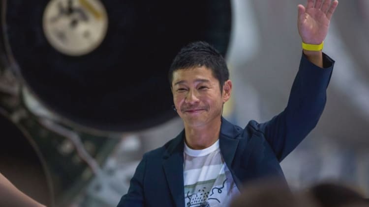 Japanese billionaire to be first SpaceX passenger