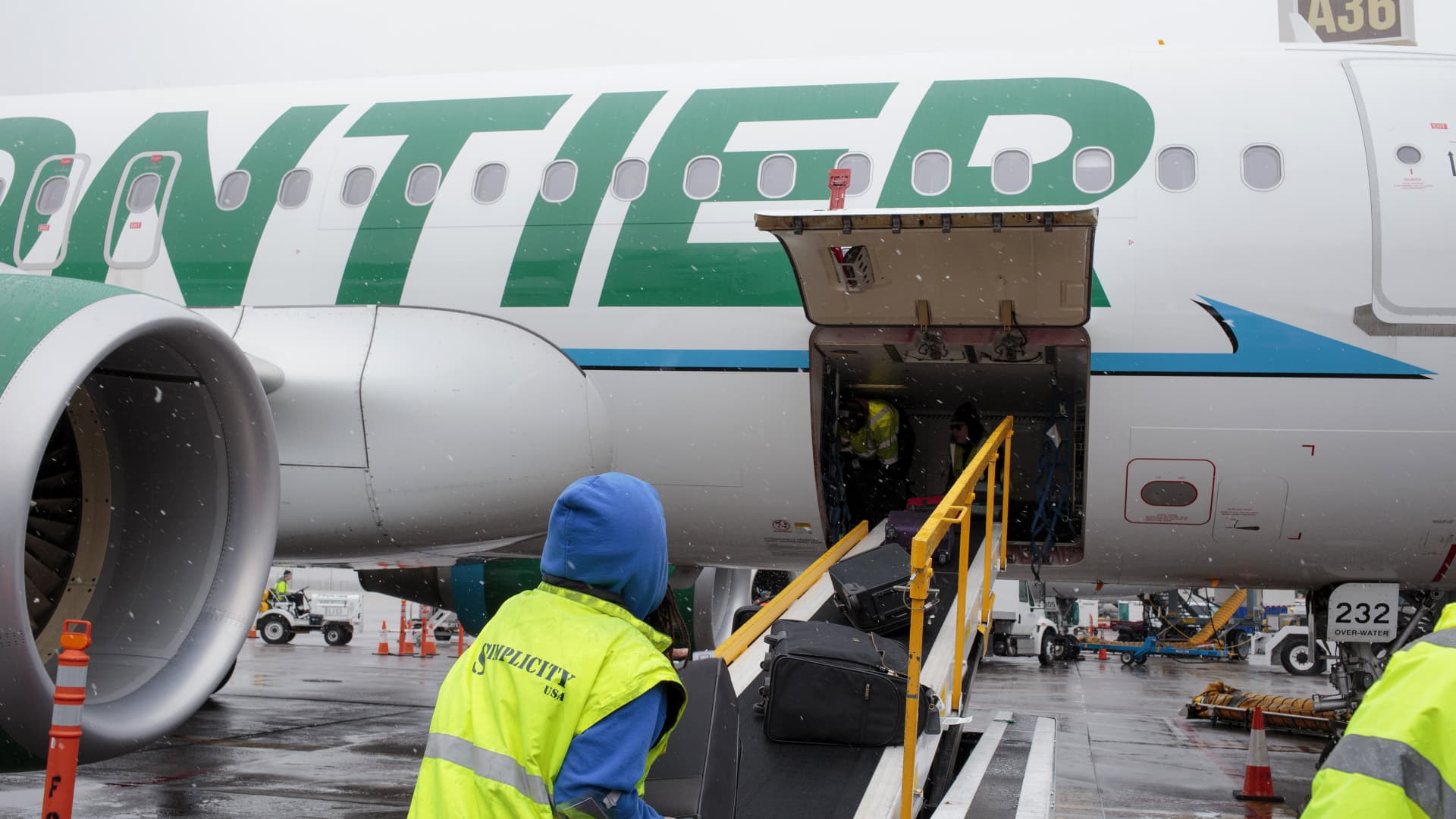 Frontier Airlines rescinds empty middle seat charge after lawmaker pressure