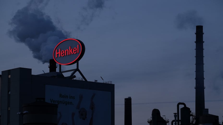 El logotipo del gigante alemán de productos químicos de consumo Henkel se puede ver en la planta de la compañía en Düsseldorf, al oeste de Alemania, el 18 de enero de 2016. 