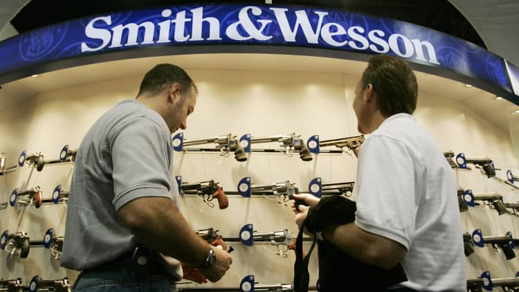 Smith & Wesson gives weak Q3 EPS guidance