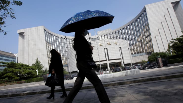 Mọi người đi ngang qua trụ sở của Ngân hàng Nhân dân Trung Quốc (PBOC), ngân hàng trung ương, ở Bắc Kinh, Trung Quốc ngày 28 tháng 9 năm 2018. Jason Lee | Reuters