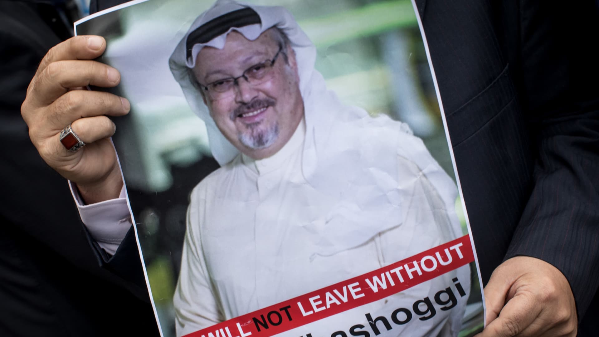 A man holds a poster of Saudi journalist Jamal Khashoggi during a protest organized by members of the Turkish-Arabic Media Association at the entrance to Saudi Arabia's consulate on October 8, 2018 in Istanbul, Turkey. 
