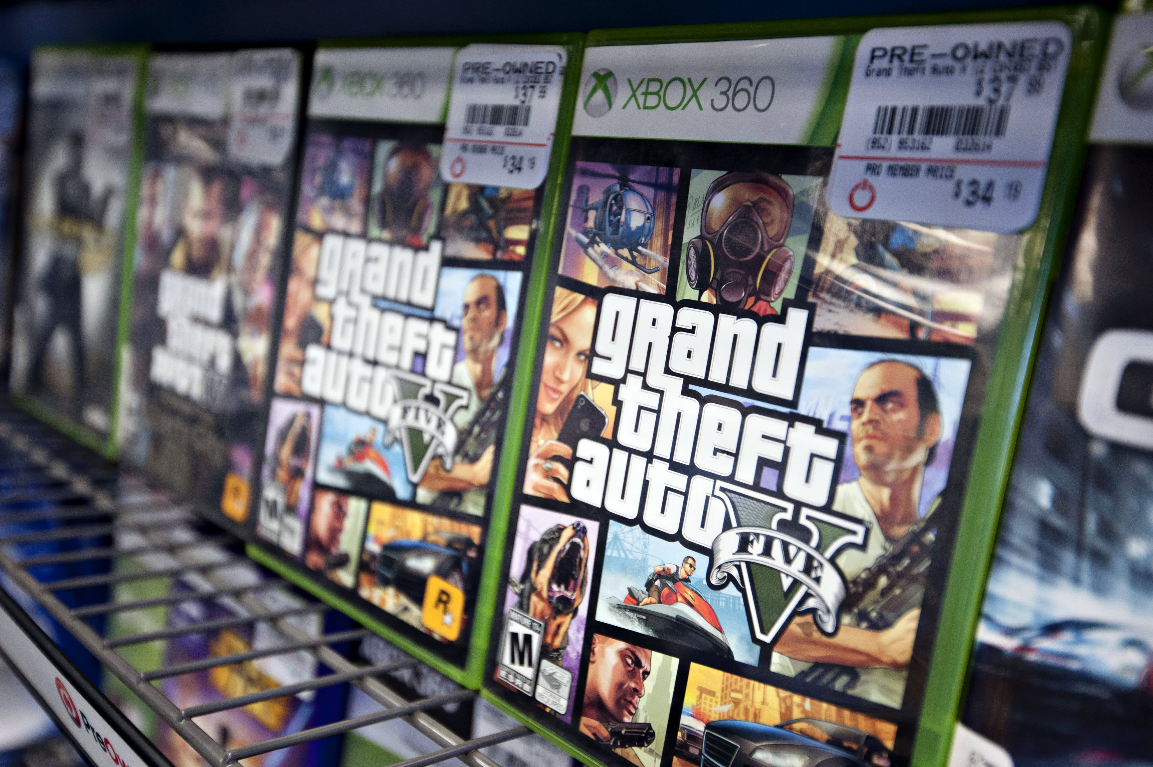 Копии «Grand Theft Auto V» выставлены на продажу в магазине GameStop в Перу...