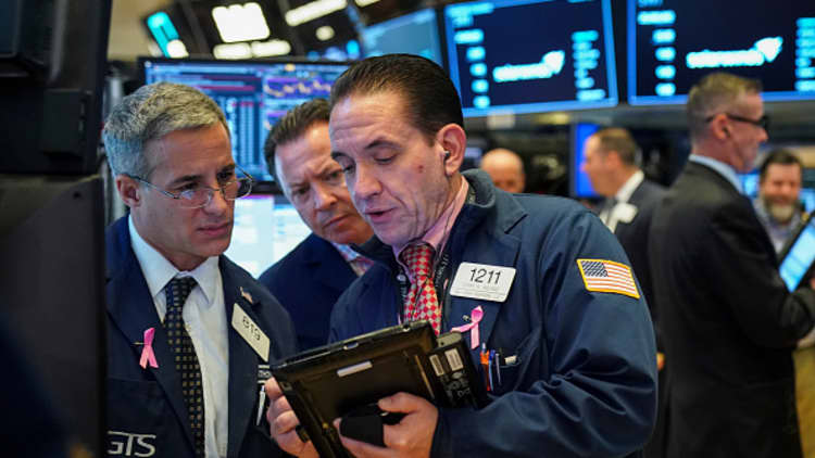 Investors may want to consider getting defensive, Jim Paulsen says 
