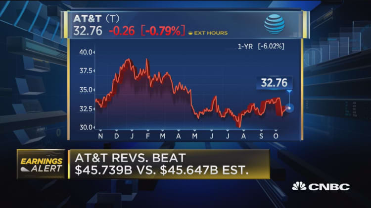 AT&T beats on top line, misses on earnings per share