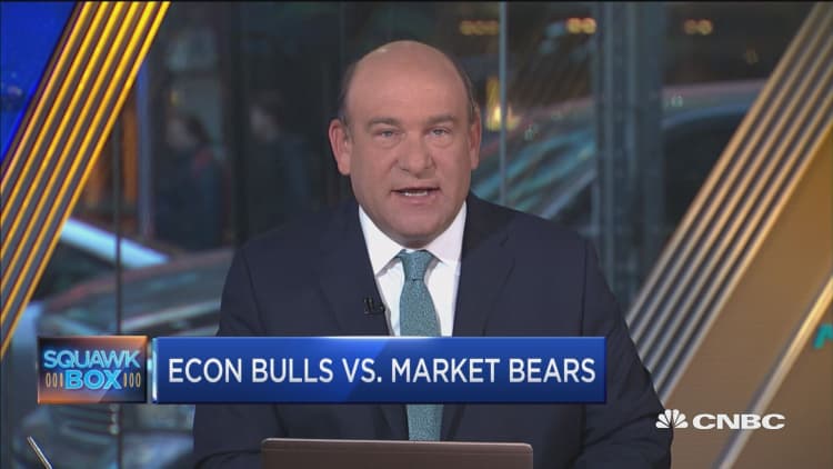 Who's right? The econ bulls vs. market bears