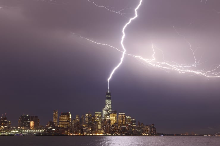 GP: Lightning hits One World Trade Center 181031 EC