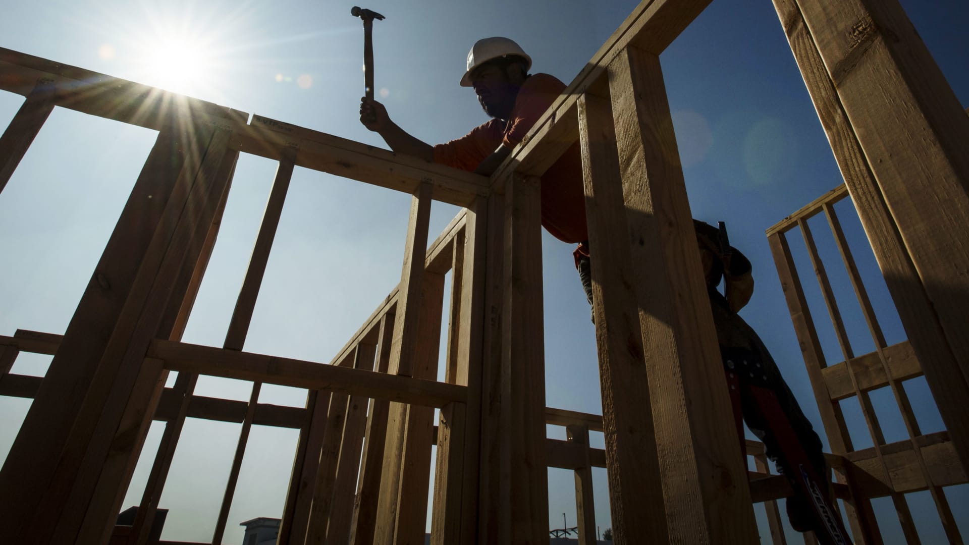 Homebuilder sentiment drops for fourth straight month, as rising rates push hous..