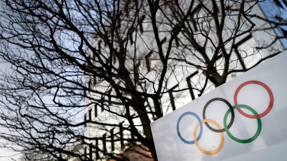 Los anillos olímpicos se ven frente a la sede del Comité Olímpico Internacional (COI) el 5 de diciembre de 2017 en Pully, cerca de Lausana.  