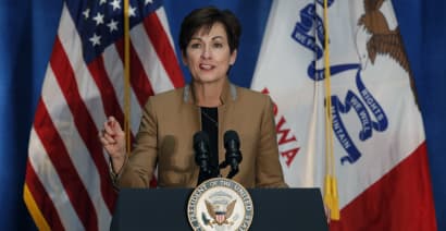 Republican Kim Reynolds defends Iowa governor's office, defeating Fred Hubbell