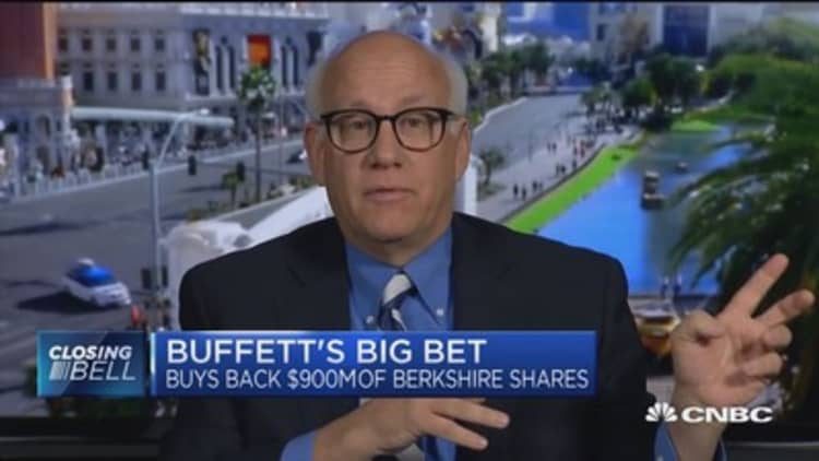 Expert thinks Buffett's Berkshire stock buyback means he's looking to buy a company