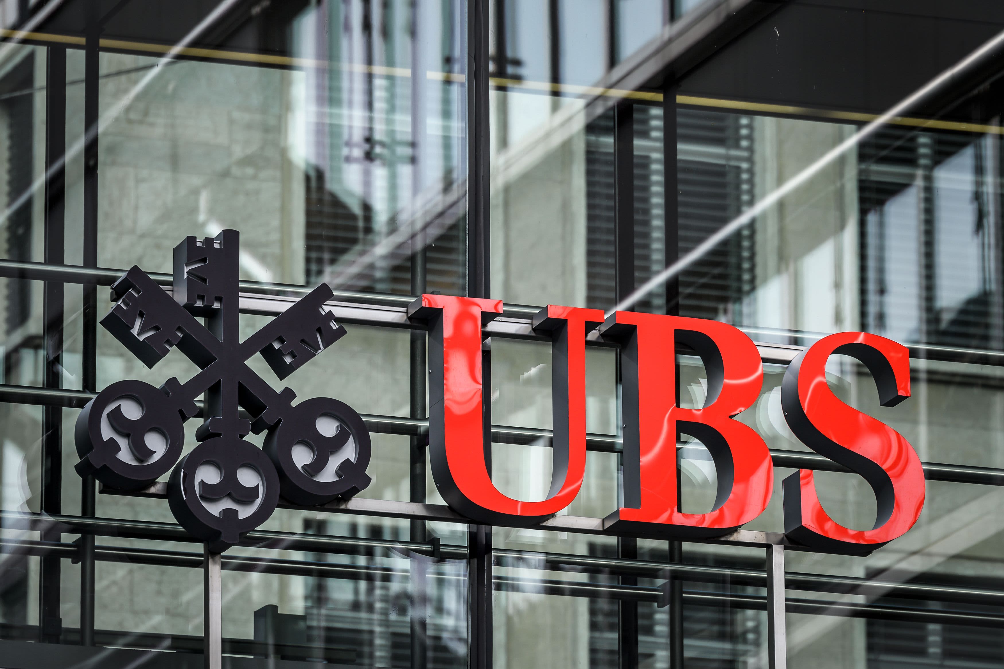 Barclays analysts call for UBS strategy overhaul, suggest break up of Swiss bank