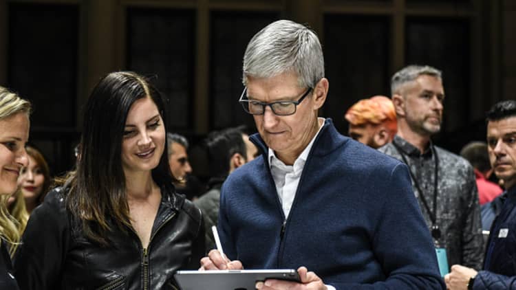 Weiss on Apple: CEO Tim Cook is a caretaker, not an innovator