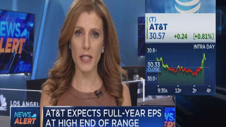 AT&T expects full-year EPS at high end of range