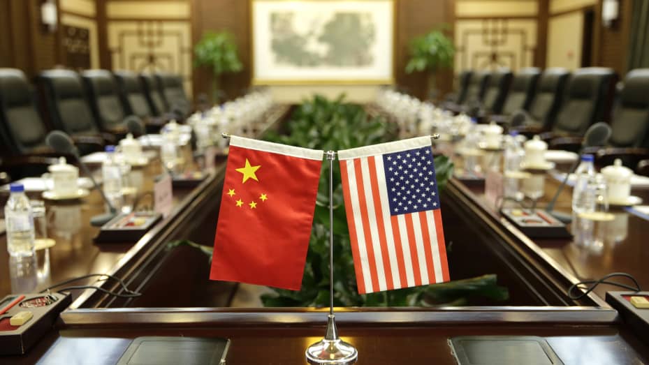 ธงชาติสหรัฐอเมริกาและจีนแสดงอยู่บนโต๊ะก่อนการประชุม