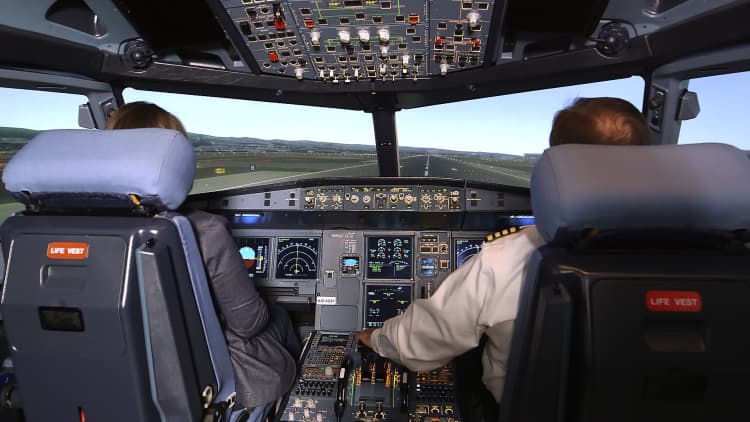 What it's like to train to become a commercial pilot — inside United Airlines' simulation hub