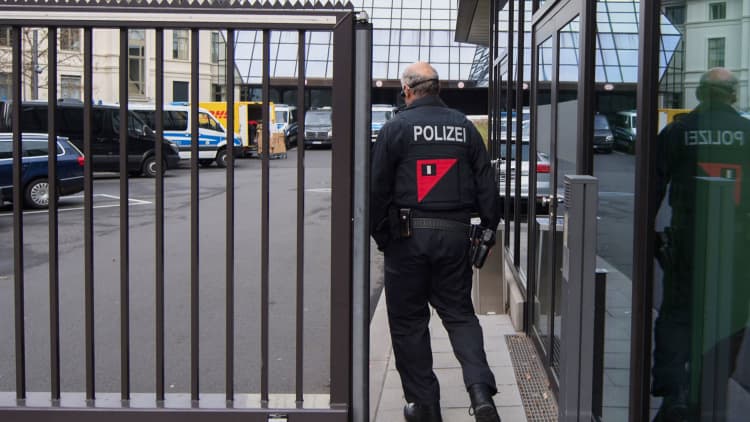 German police raid offices of Deutsche Bank overnight