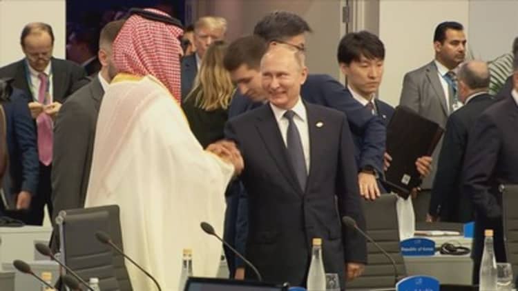 Watch Putin and Mohammed bin Salman's exuberant handshake at G-20