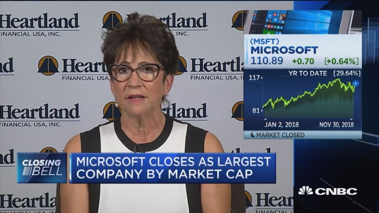 Microsoft has better fundamentals, but buy Apple, says Heartland Financial CIO