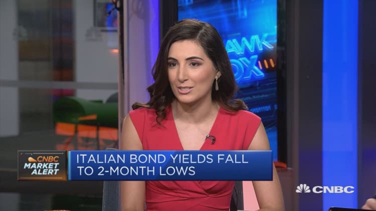 Italian yields fall on reports economy minister is negotiating to reduce deficit