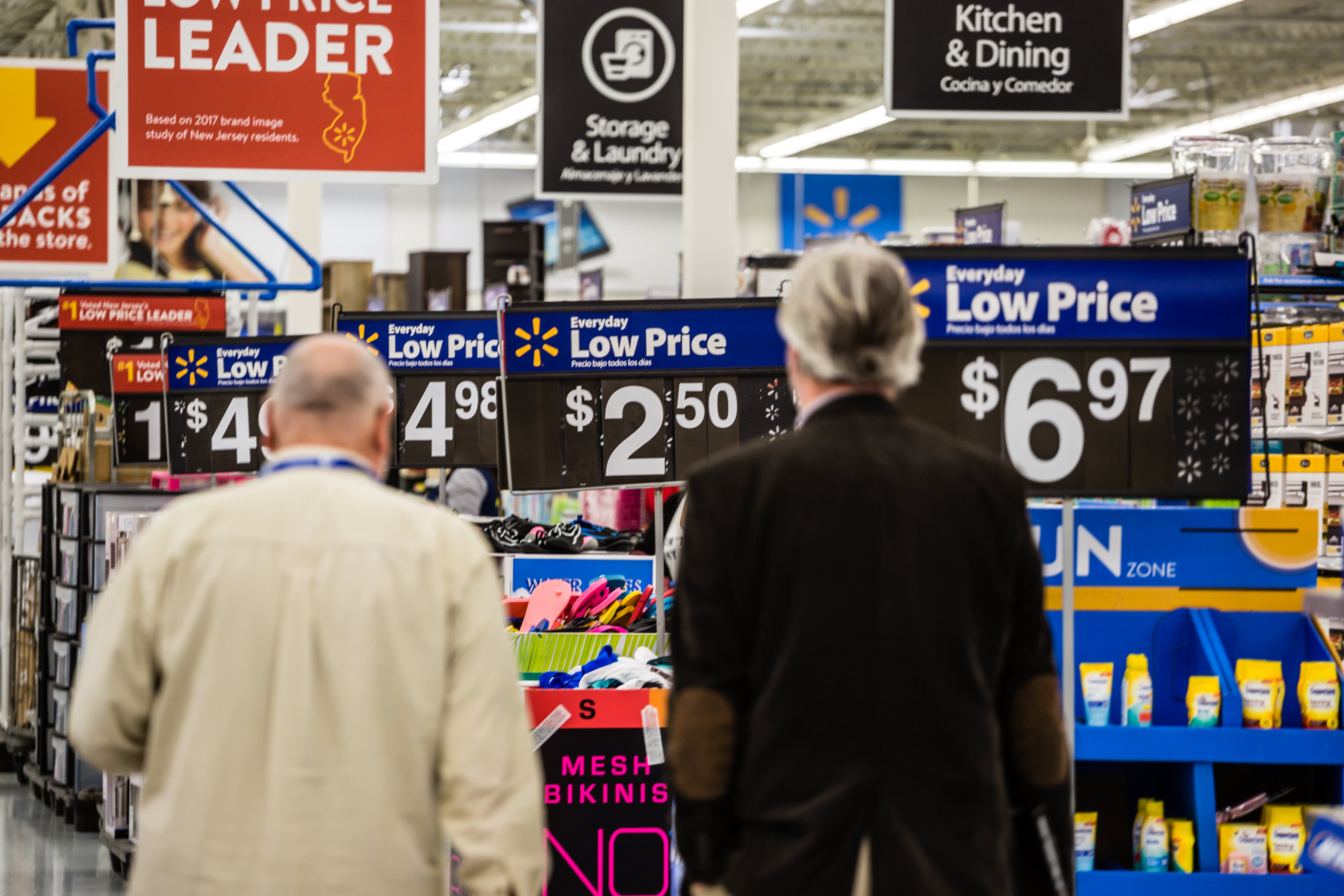 Economists slash growth for fourth quarter after big retail sales drop4000 x 2667