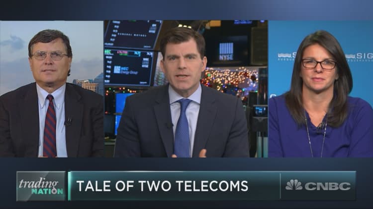 These two telecom stocks are having wildly different years