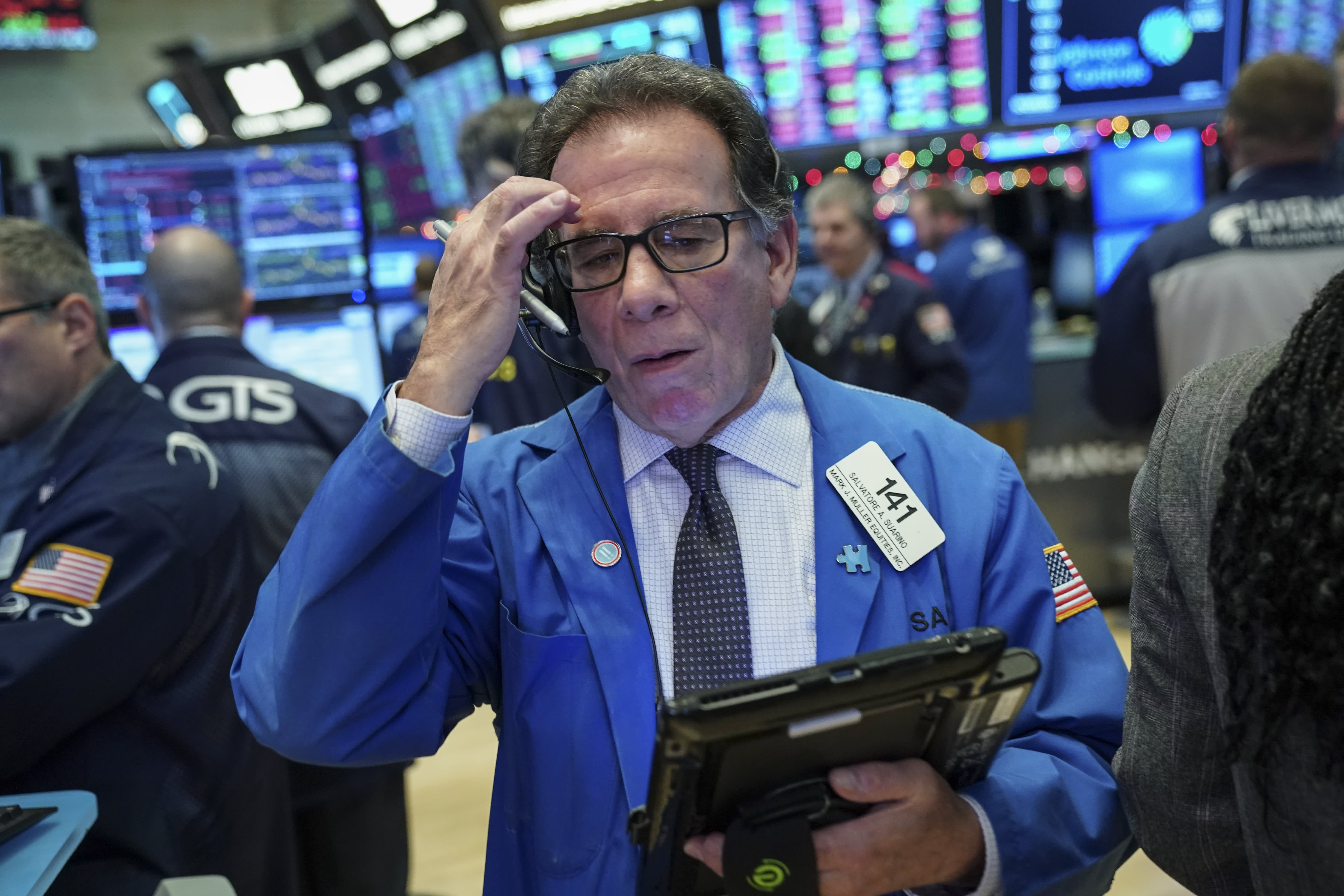 Dow falls 500 points, Nasdaq loses 2.8% as yield spike hits tech stocks