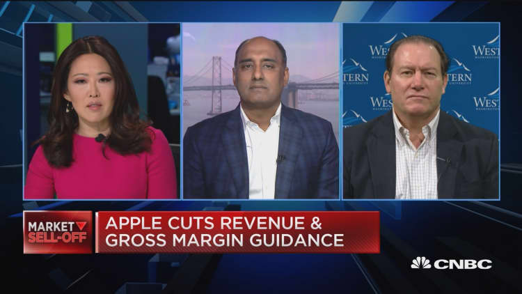 Apple's problems are more serious than macroeconomic, says Paul Meeks