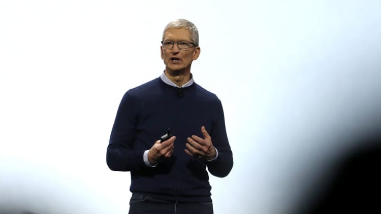 Does Apple CEO Tim Cook have a credibility problem?