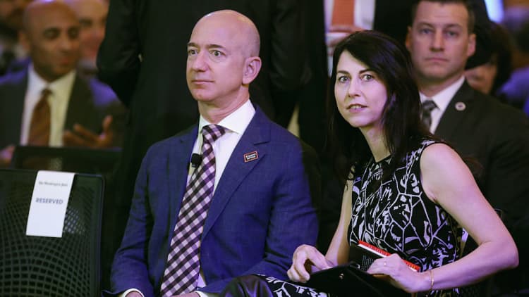 Amazon's Jeff Bezos and wife MacKenzie announce divorce