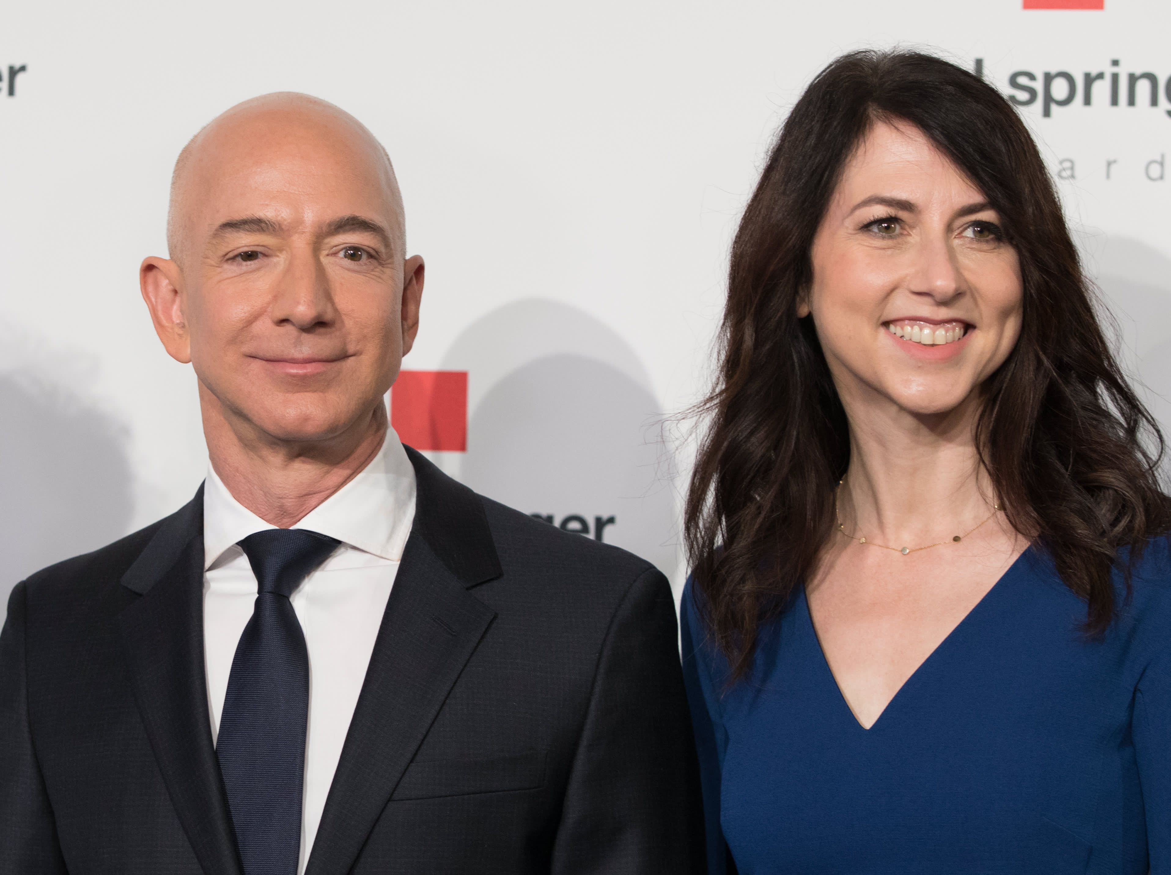 MacKenzie Bezos sells $400 million of her Amazon shares