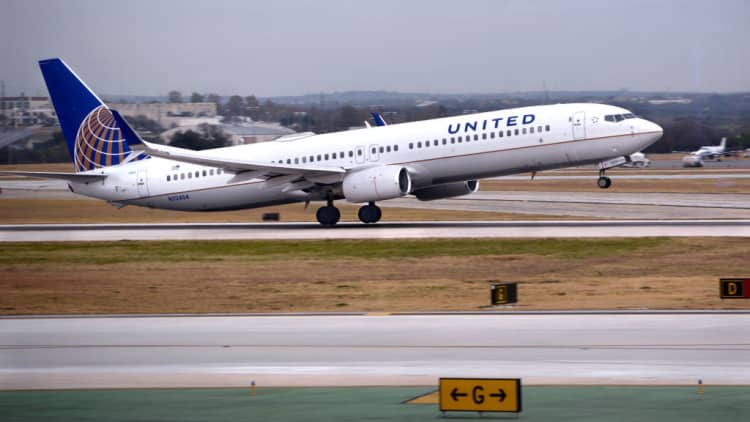 Here's how the government shutdown is affecting the airline industry
