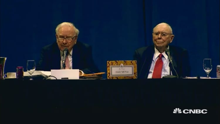 Watch Warren Buffett pay tribute to Jack Bogle during 2017 Berkshire meeting
