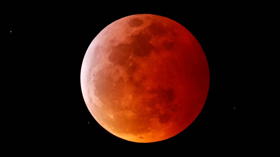 Полное лунное затмение, которое называют "Луной Супер Кровавого волка", видно из Энсинитаса, Калифорния, США, 20 января 2019 года.